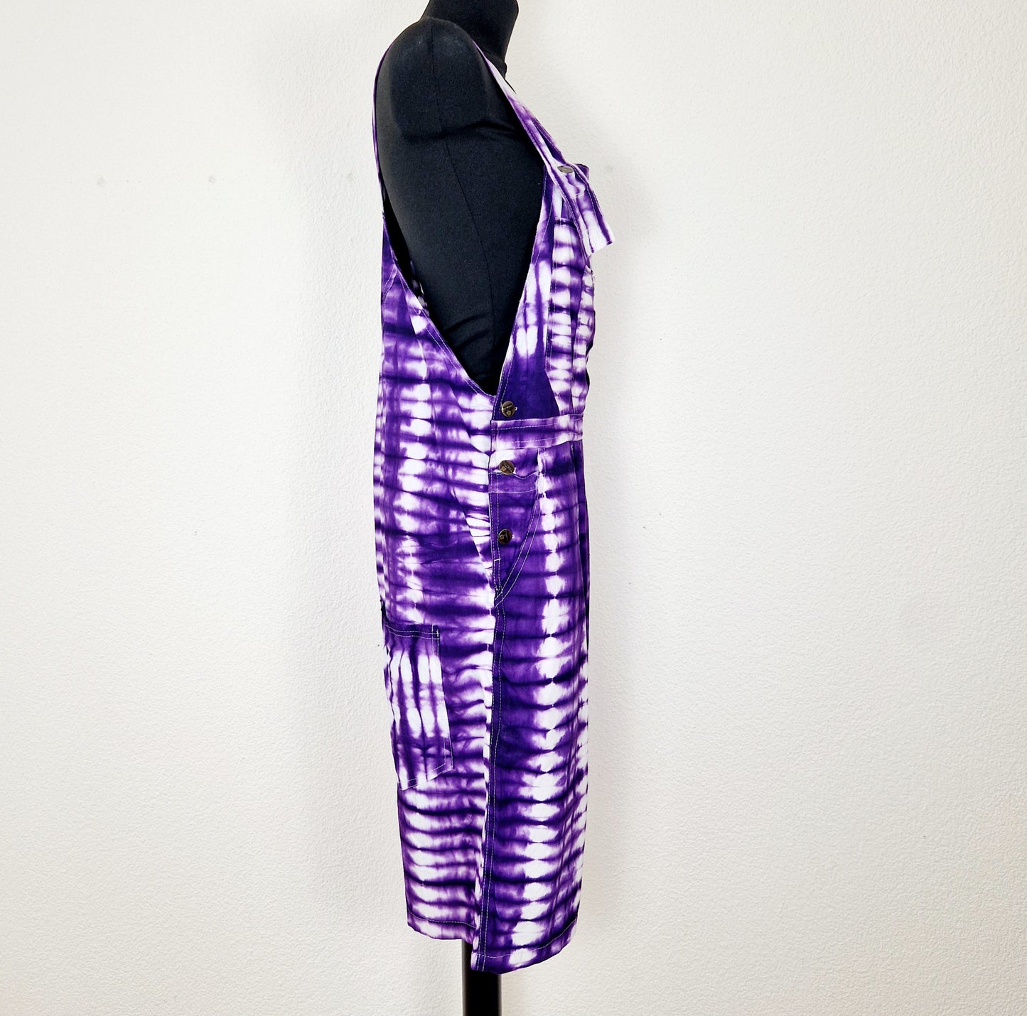Einzigartige und nachhaltige Vintage Latzhose in violett-weiss mit Batik. Unique and sustainable vintage dungarees in purple-white with tie-dye. Side.