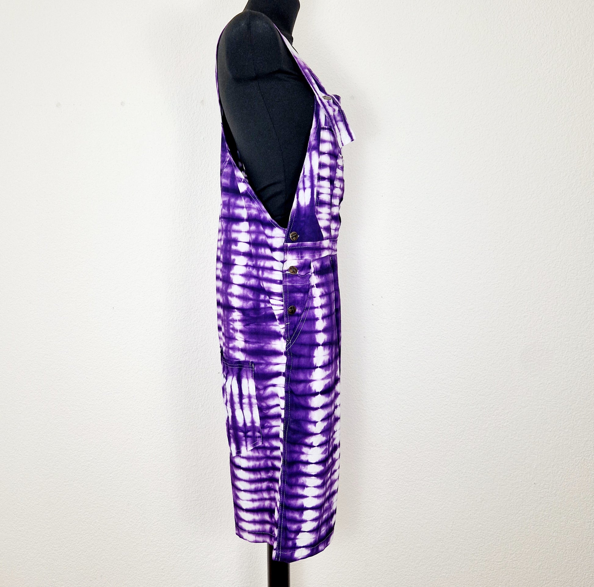 Einzigartige und nachhaltige Vintage Latzhose in violett-weiss mit Batik. Unique and sustainable vintage dungarees in purple-white with tie-dye. Side.
