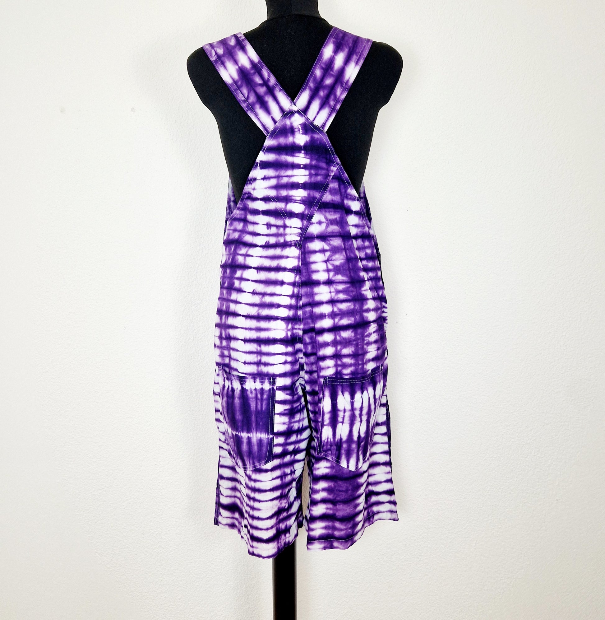 Einzigartige und nachhaltige Vintage Latzhose in violett-weiss mit Batik. Unique and sustainable vintage dungarees in purple-white with tie-dye. Back.