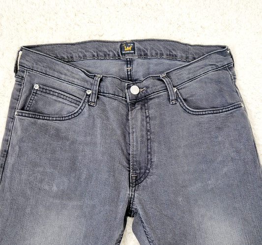 Einzigartige und nachhaltige Vintage Jeans in grau von Lee. Close-up.
