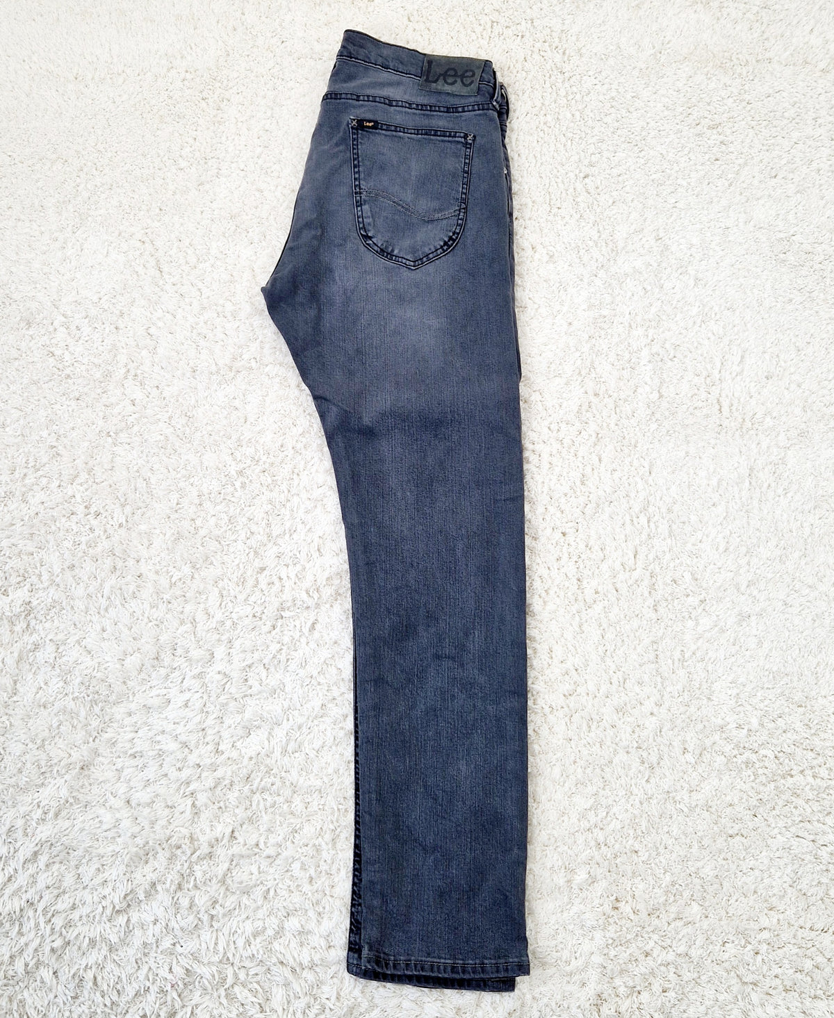Einzigartige und nachhaltige Vintage Jeans in grau von Lee. Side.