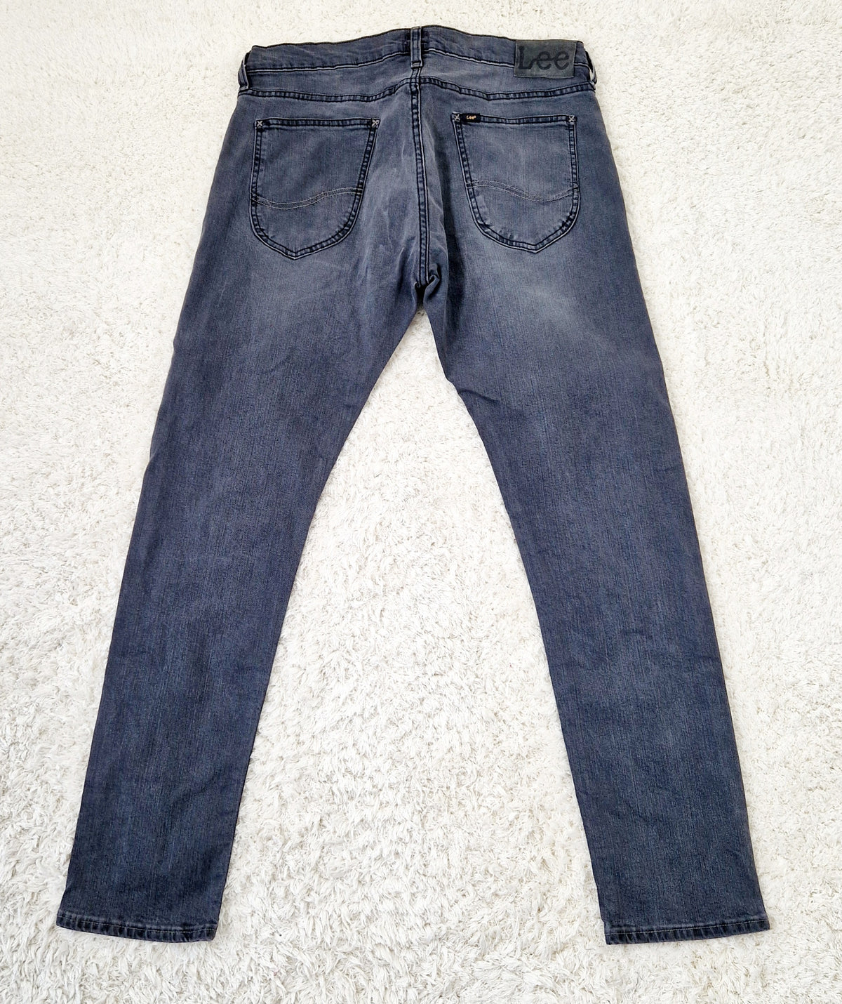 Einzigartige und nachhaltige Vintage Jeans in grau von Lee. Back.