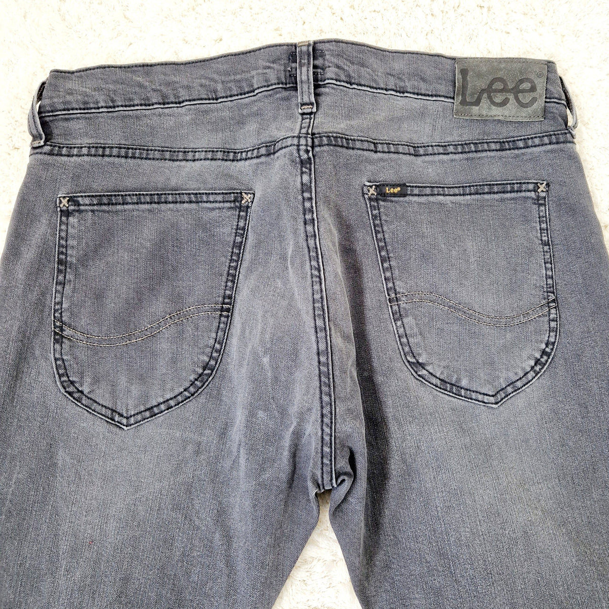 Einzigartige und nachhaltige Vintage Jeans in grau von Lee. Back 2.