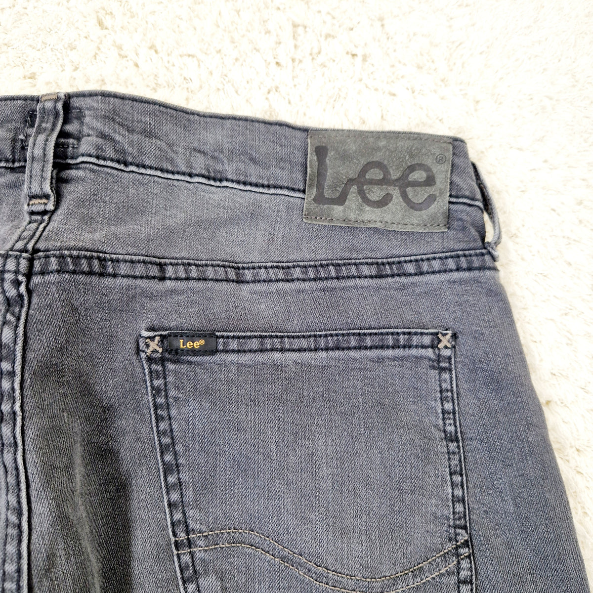 Einzigartige und nachhaltige Vintage Jeans in grau von Lee. Tag.