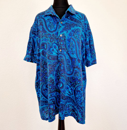 Einzigartiges und nachhaltiges Vintage Hemd, Kurzarm, in blau-türkis mit Paisley. Unique and sustainable vintage shirt, short-sleeved, in blue-turquois with paisley. Front.
