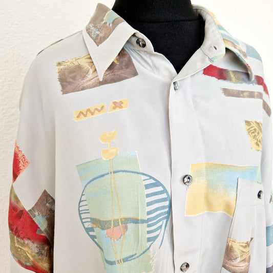 Hemd, Kurzarm, in hellgrau-rot-mint mit Kreisen und Quadraten. Unique and sustainable vintage shirt, short-sleeved, in light-grey-red-min with circles and squares. Close-up.
