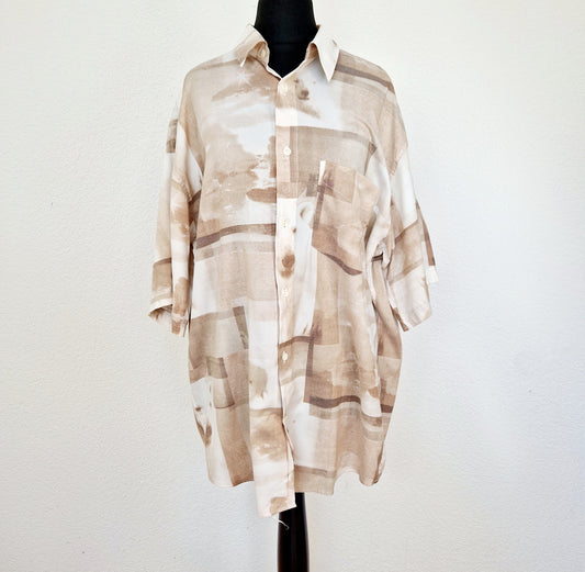 Einzigartiges und nachhaltiges Vintage Hemd, Kurzarm, in beige-braun-weiss mit Eisbären. Unique and sustainable vintage shirt, short-sleeved, in beige-brown-white with ice bears. Front. 