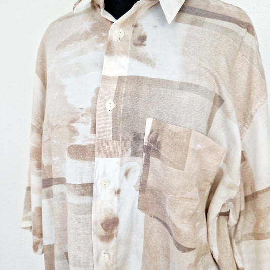 Einzigartiges und nachhaltiges Vintage Hemd, Kurzarm, in beige-braun-weiss mit Eisbären. Unique and sustainable vintage shirt, short-sleeved, in beige-brown-white with ice bears. Close-up.