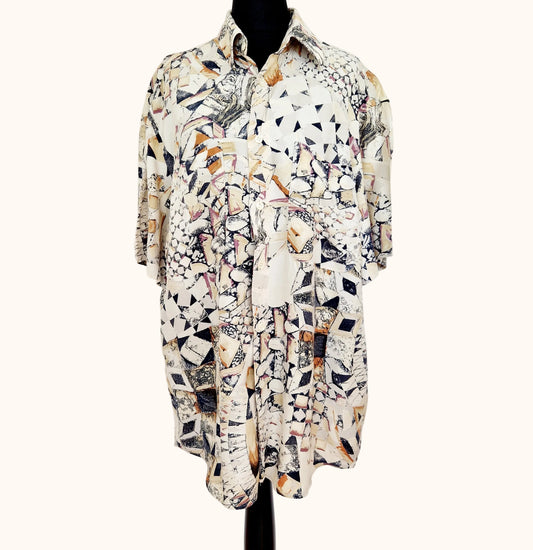 Einzigartiges und nachhaltiges Vintage Kurzarmhemd in sand-schwarz-braun mit abstraktem Muster. Front.