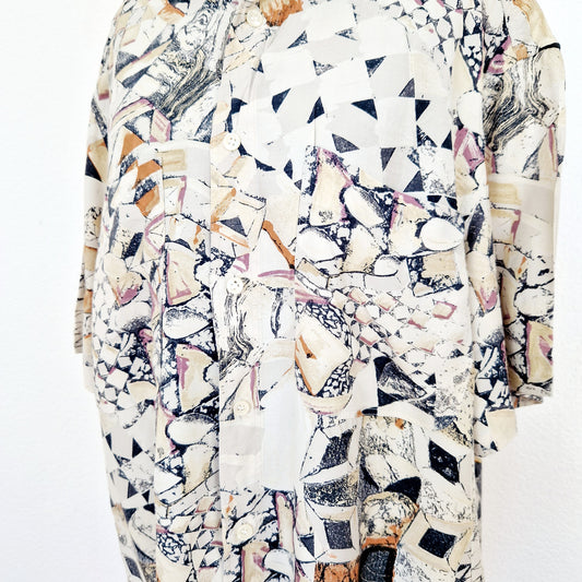 Einzigartiges und nachhaltiges Vintage Kurzarmhemd in sand-schwarz-braun mit abstraktem Muster. Close-up.