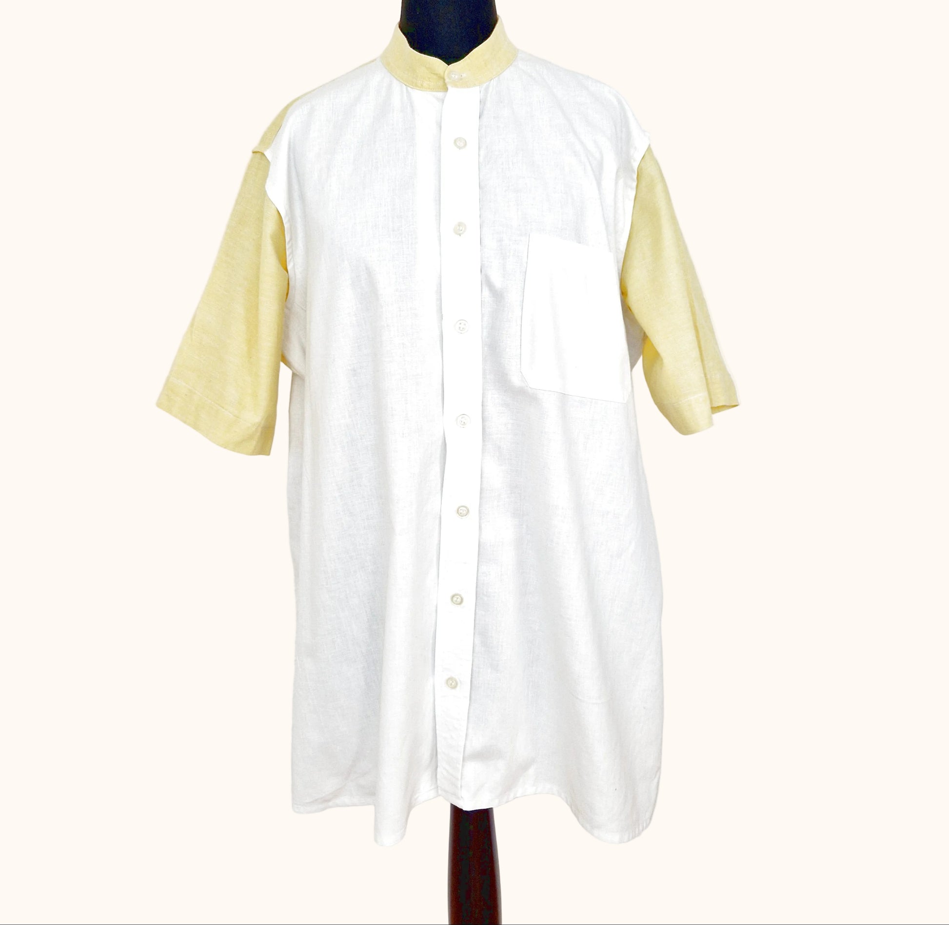 Einzigartiges und nachhaltiges Vintage Kurzarmshirt in weiss-gelb mit Stehkragen. Front.