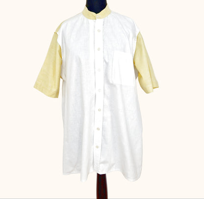 Einzigartiges und nachhaltiges Vintage Kurzarmshirt in weiss-gelb mit Stehkragen. Front.