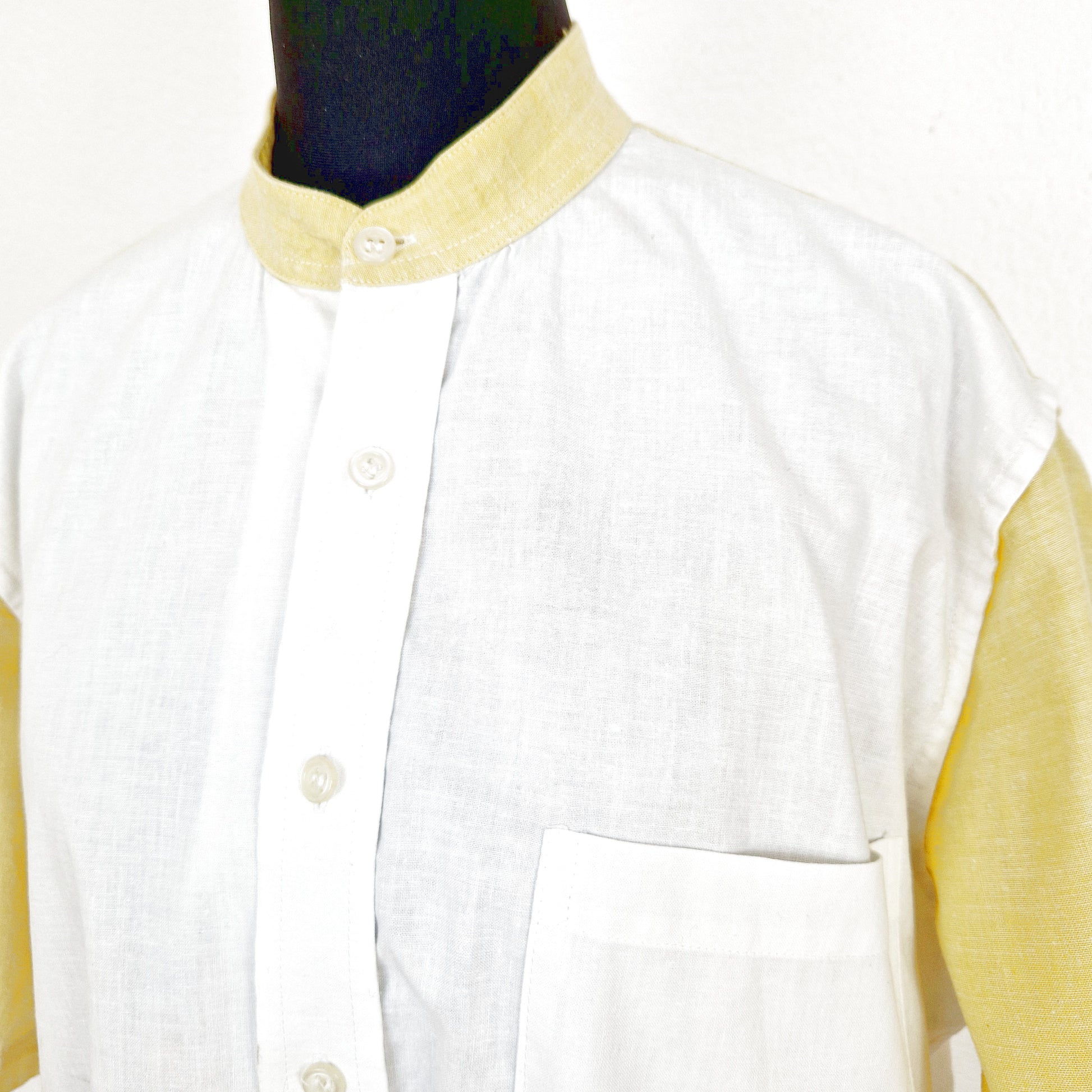 Einzigartiges und nachhaltiges Vintage Kurzarmshirt in weiss-gelb mit Stehkragen. Close-up.