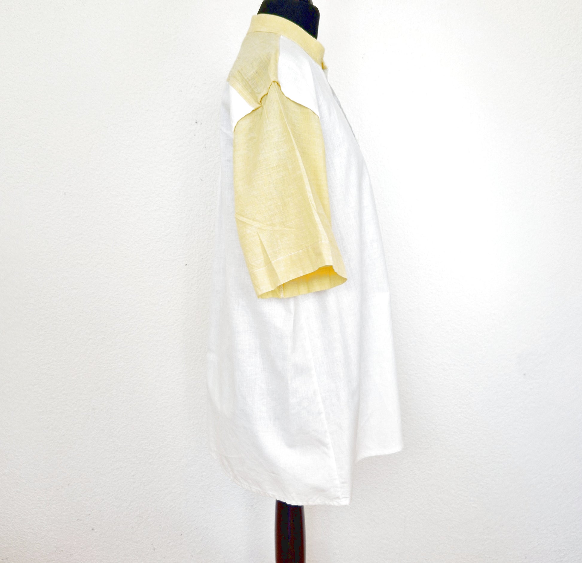 Einzigartiges und nachhaltiges Vintage Kurzarmshirt in weiss-gelb mit Stehkragen. Side.