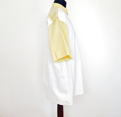 Einzigartiges und nachhaltiges Vintage Kurzarmshirt in weiss-gelb mit Stehkragen. Side.