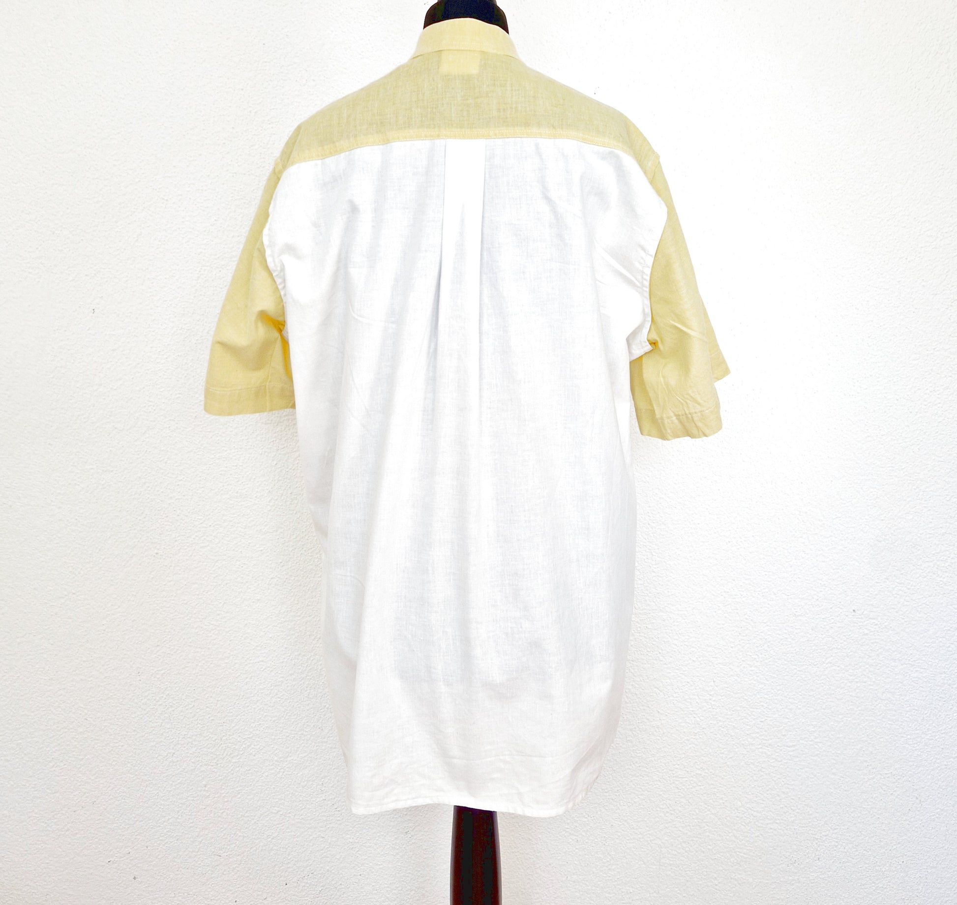 Einzigartiges und nachhaltiges Vintage Kurzarmshirt in weiss-gelb mit Stehkragen. Back.