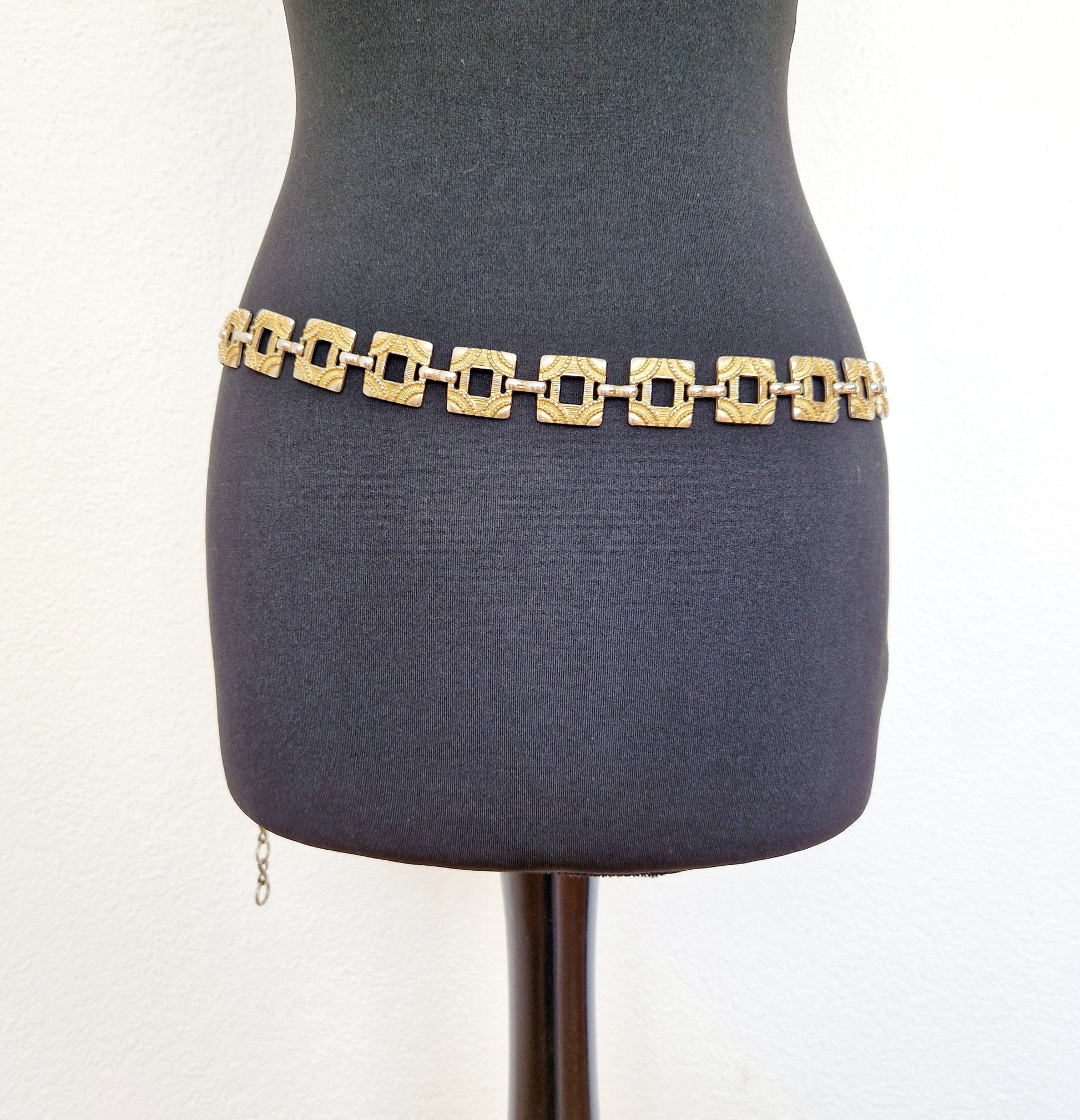 Einzigartiger und nachhaltiger Vintage Gürtel in gold-silber, Kette. Unique and sustainable vintage belt in gold-silver, chain. Front.