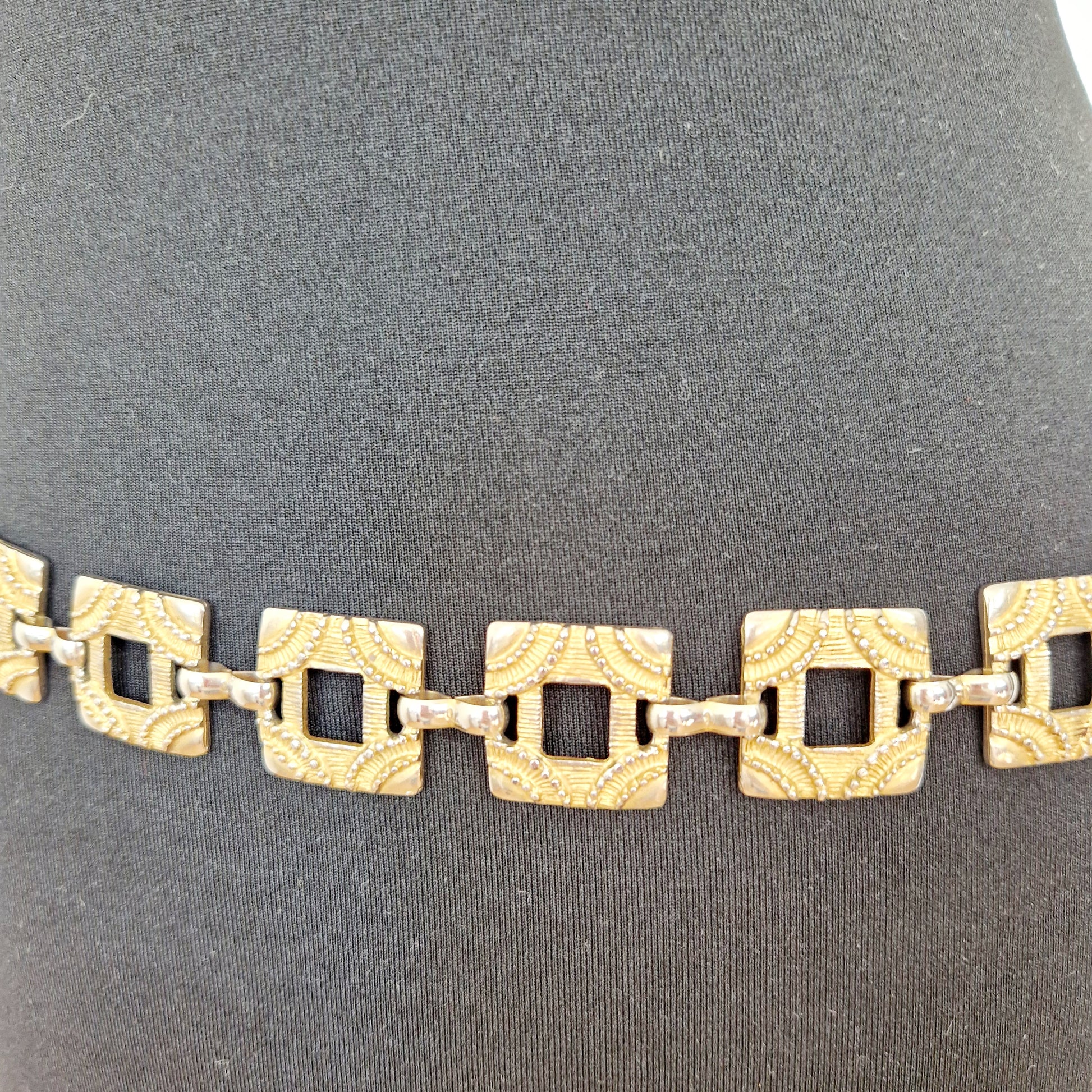 Einzigartiger und nachhaltiger Vintage Gürtel in gold-silber, Kette. Unique and sustainable vintage belt in gold-silver, chain. Close-up.