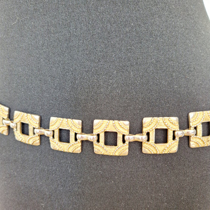 Einzigartiger und nachhaltiger Vintage Gürtel in gold-silber, Kette. Unique and sustainable vintage belt in gold-silver, chain. Close-up.