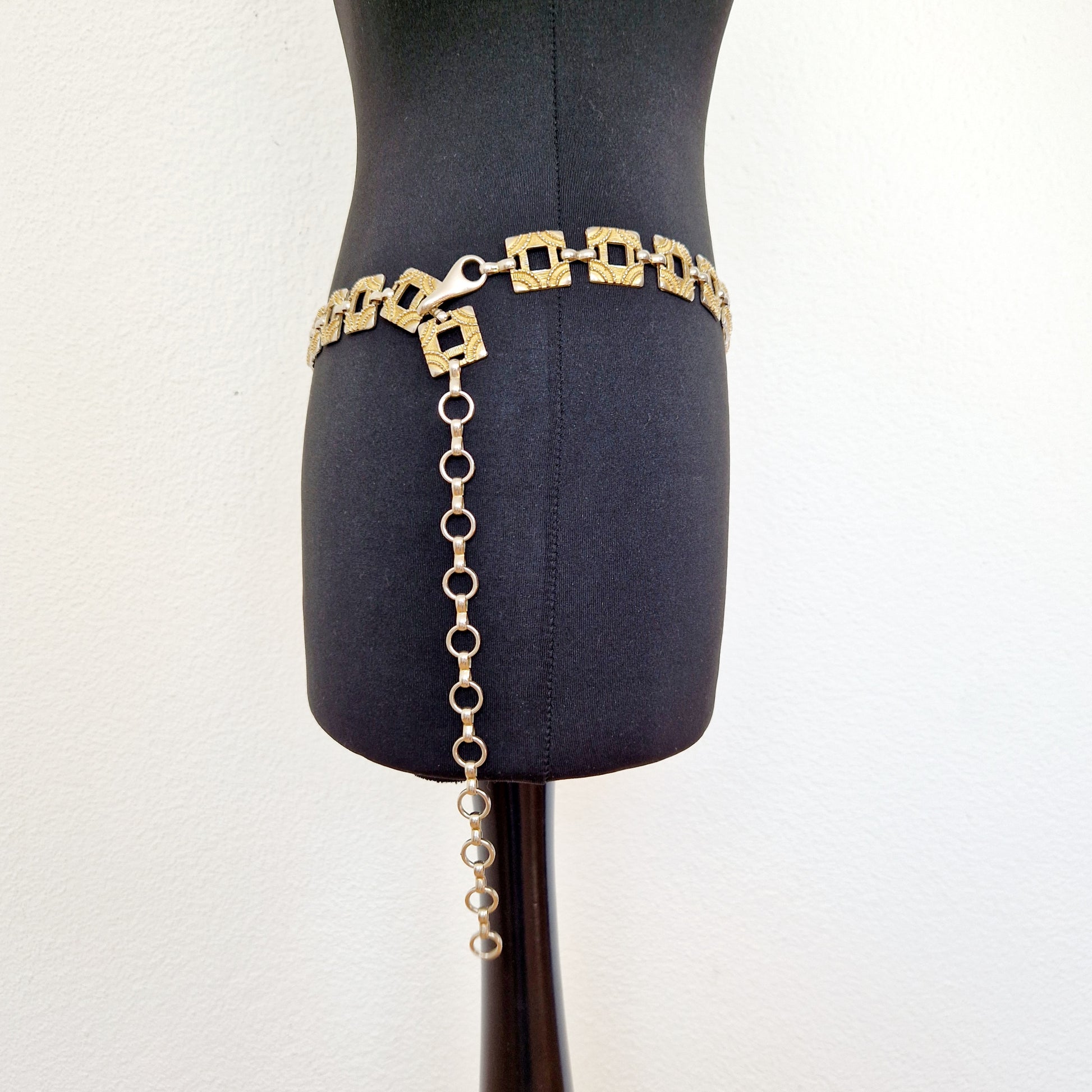 Einzigartiger und nachhaltiger Vintage Gürtel in gold-silber, Kette. Unique and sustainable vintage belt in gold-silver, chain. Side.