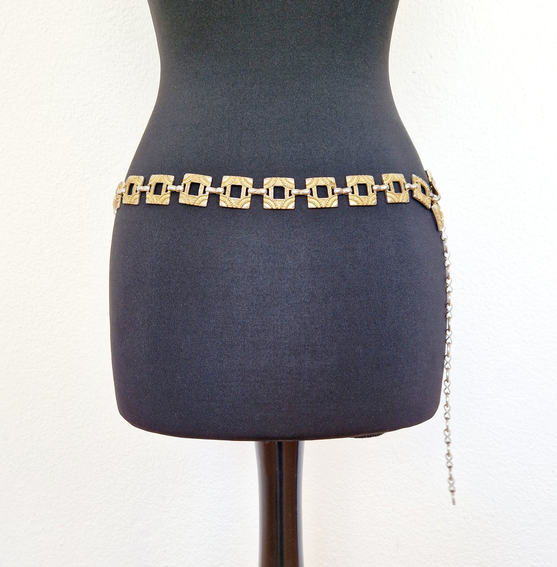 Einzigartiger und nachhaltiger Vintage Gürtel in gold-silber, Kette. Unique and sustainable vintage belt in gold-silver, chain. Back.