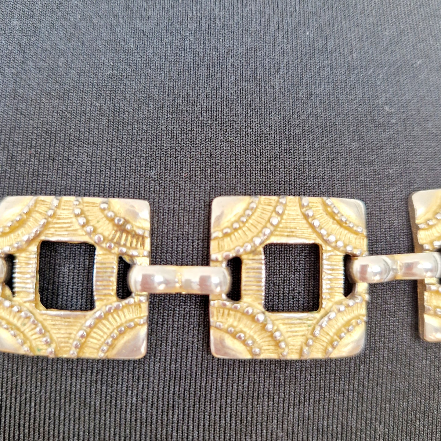 Einzigartiger und nachhaltiger Vintage Gürtel in gold-silber, Kette. Unique and sustainable vintage belt in gold-silver, chain. Close-up 2.