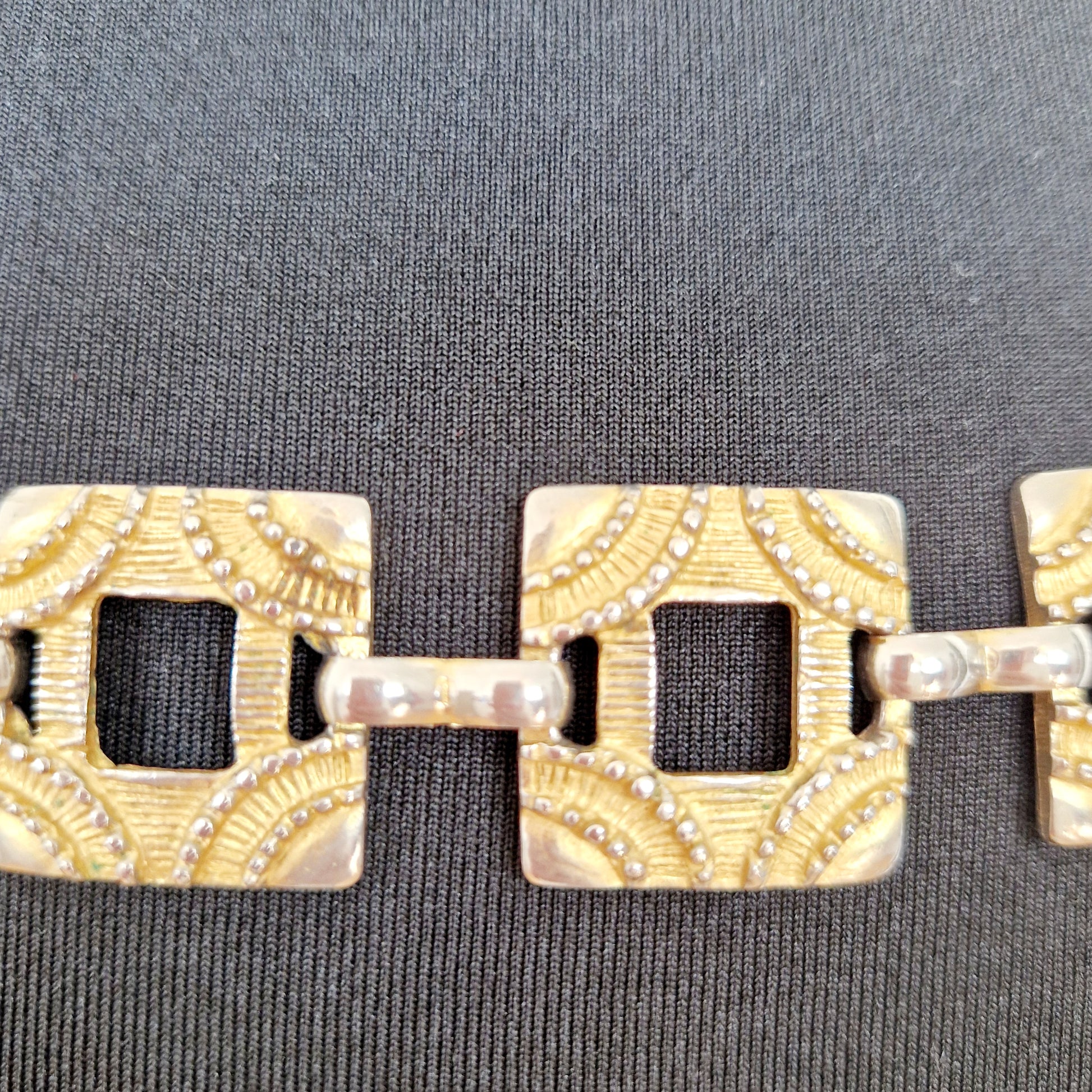 Einzigartiger und nachhaltiger Vintage Gürtel in gold-silber, Kette. Unique and sustainable vintage belt in gold-silver, chain. Close-up 2.