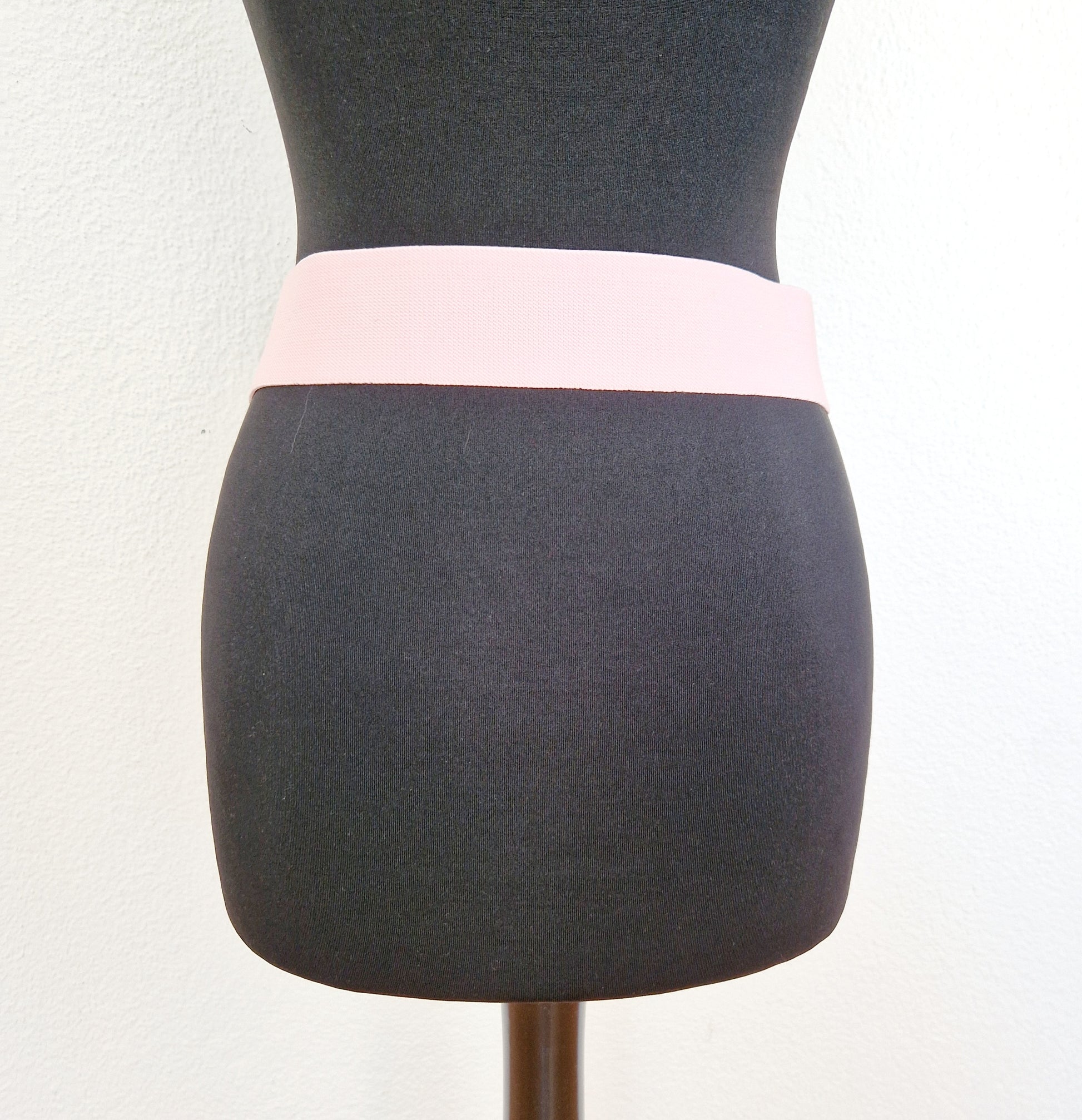 Einzigartiger und nachhaltiger Vintage Gürtel in rosa-gold mit Schmetterling. Unique and sustainable vintage belt in pink-gold with a butterfly. Back.