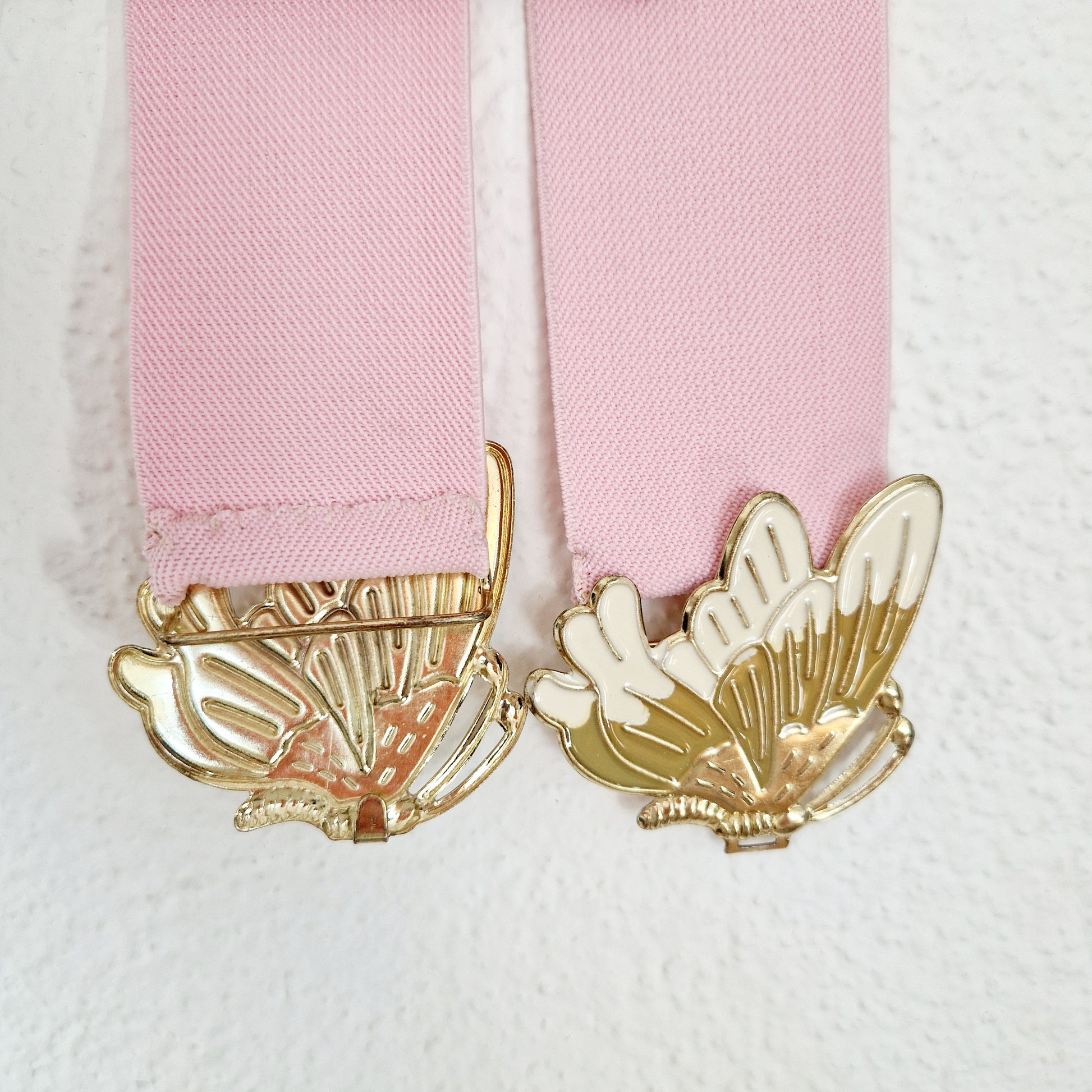 Einzigartiger und nachhaltiger Vintage Gürtel in rosa-gold mit Schmetterling. Unique and sustainable vintage belt in pink-gold with a butterfly. Buckles.