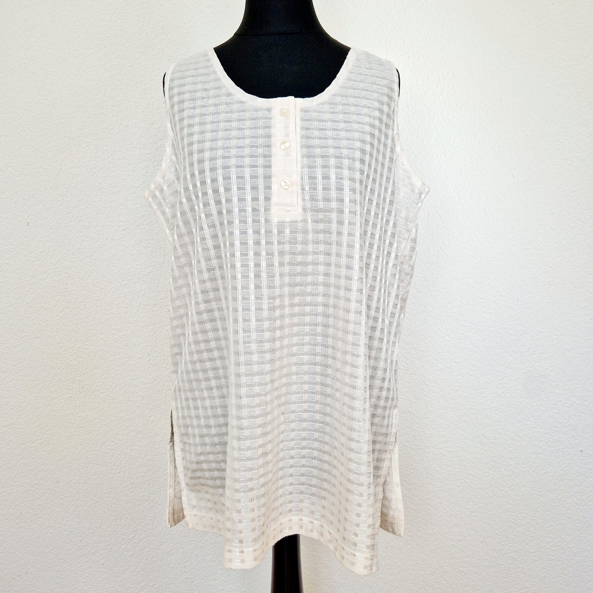 Einzigartiges und nachhaltiges Vintage Top in weiss, kariert. Unique and sustainable vintage top in white, checked. Front. 