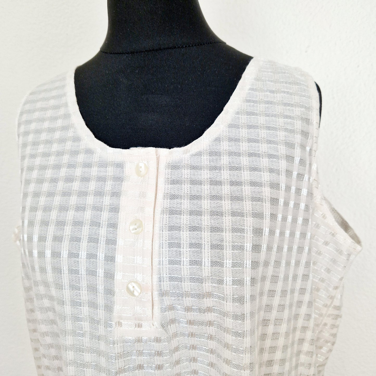 Einzigartiges und nachhaltiges Vintage Top in weiss, kariert. Unique and sustainable vintage top in white, checked. Close-up.