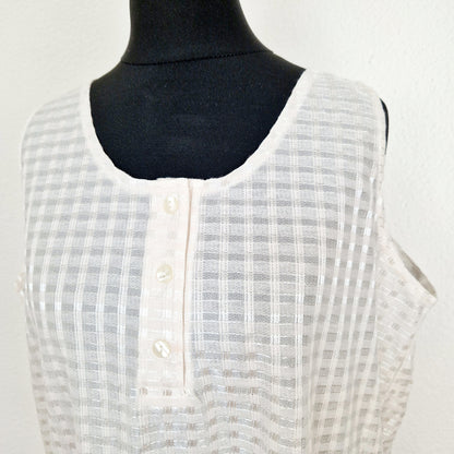 Einzigartiges und nachhaltiges Vintage Top in weiss, kariert. Unique and sustainable vintage top in white, checked. Close-up.