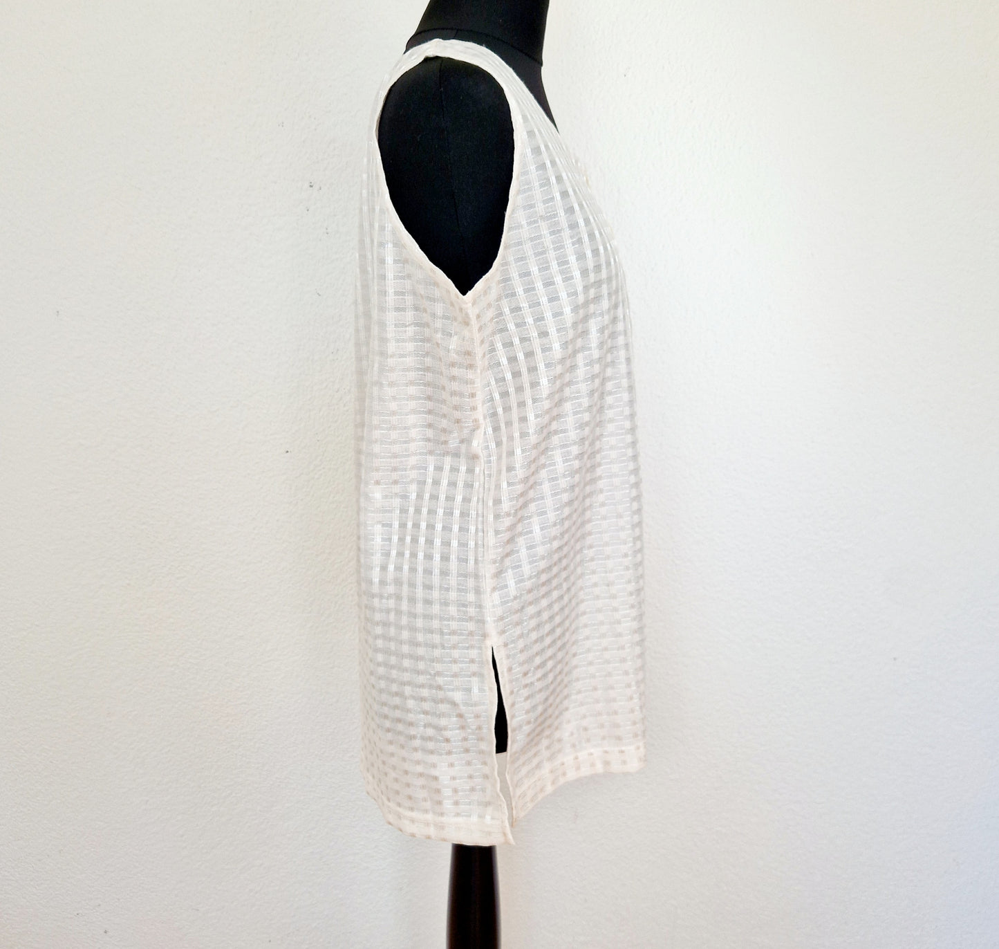 Einzigartiges und nachhaltiges Vintage Top in weiss, kariert. Unique and sustainable vintage top in white, checked. Side.