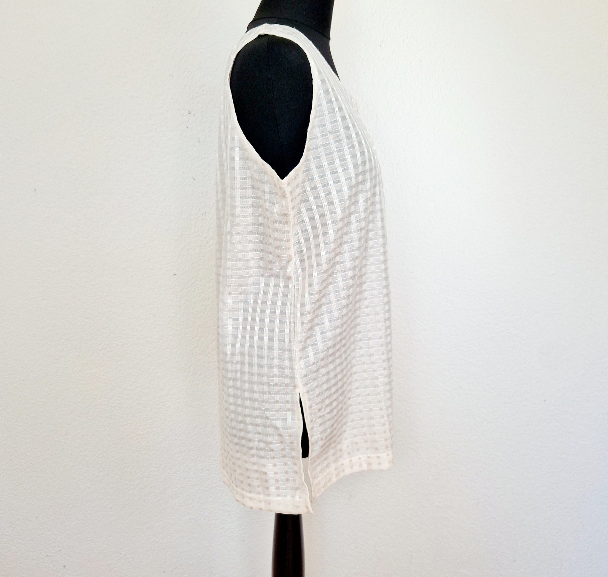 Einzigartiges und nachhaltiges Vintage Top in weiss, kariert. Unique and sustainable vintage top in white, checked. Side.