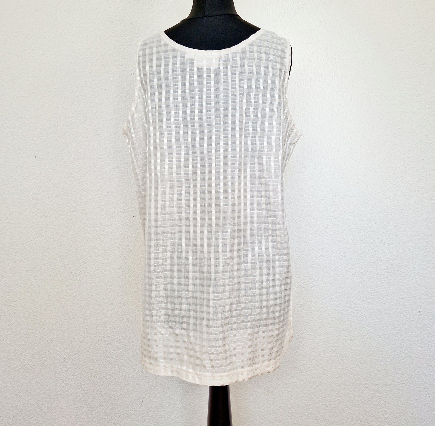 Einzigartiges und nachhaltiges Vintage Top in weiss, kariert. Unique and sustainable vintage top in white, checked. Back.