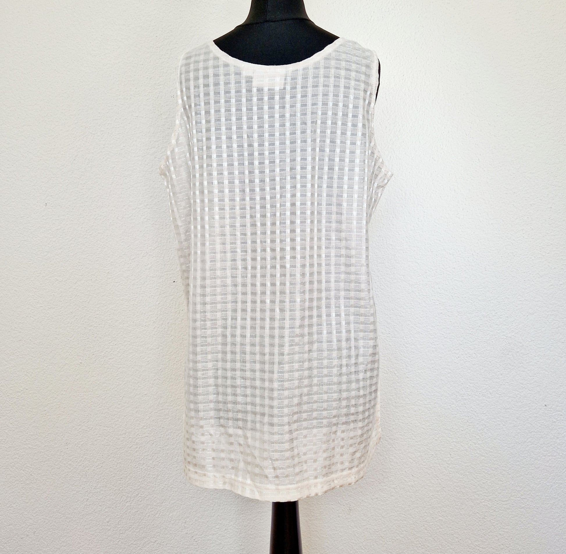 Einzigartiges und nachhaltiges Vintage Top in weiss, kariert. Unique and sustainable vintage top in white, checked. Back.