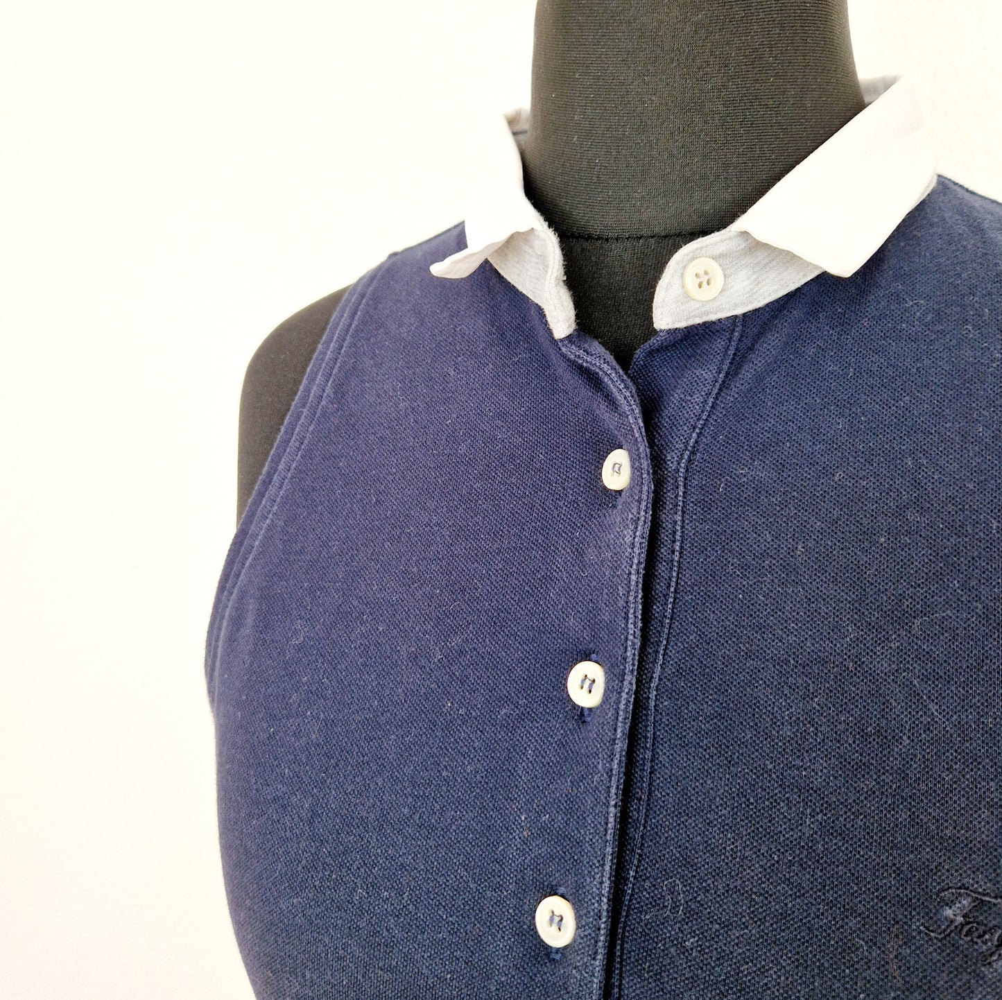 Einzigartiges und nachhaltiges Vintage Top in blau-weiss-grau, Polo. Unique and sustainable vintage top in blue-white-grey, polo. Close-up.