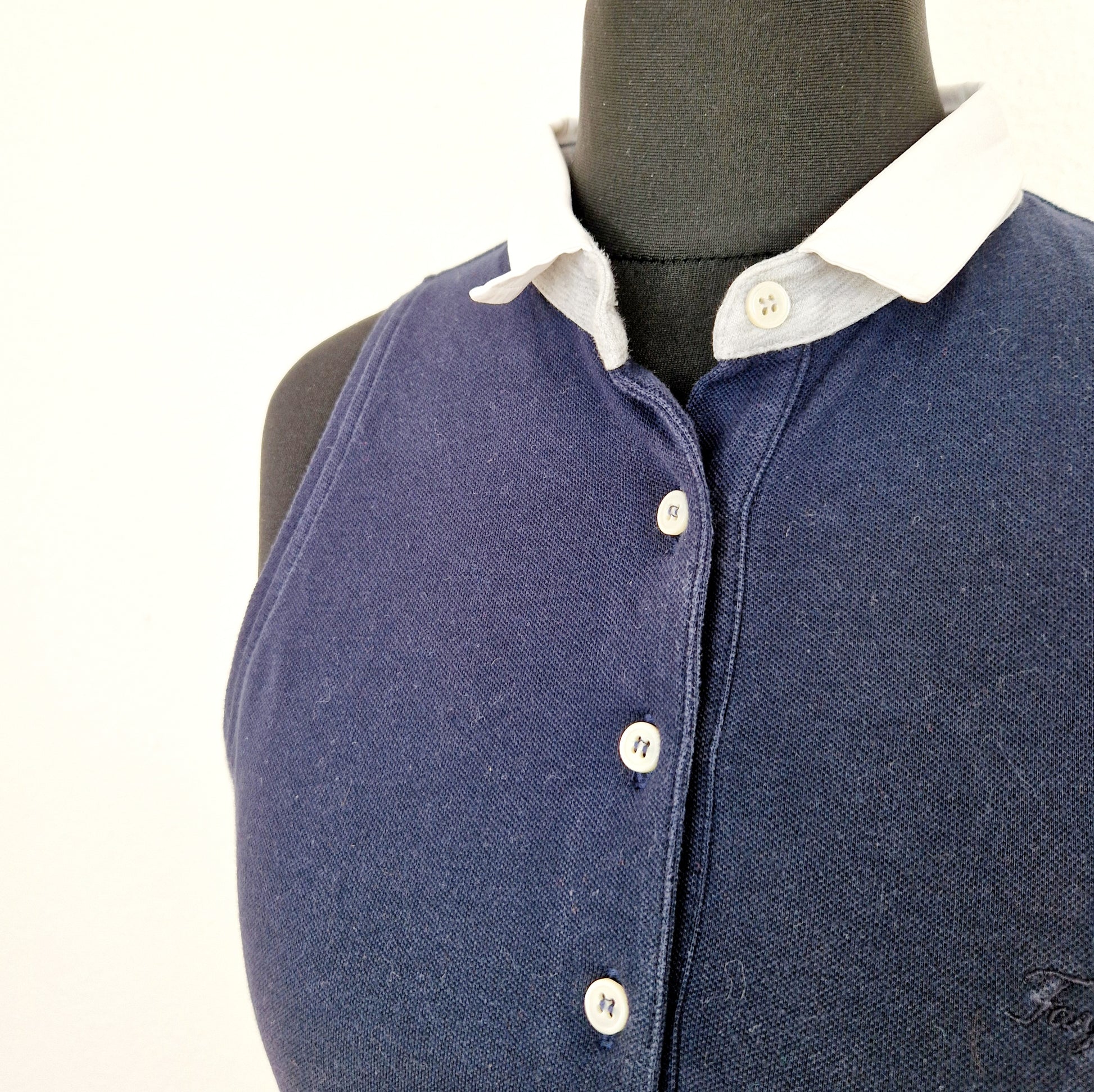 Einzigartiges und nachhaltiges Vintage Top in blau-weiss-grau, Polo. Unique and sustainable vintage top in blue-white-grey, polo. Close-up.