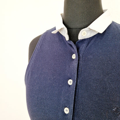 Einzigartiges und nachhaltiges Vintage Top in blau-weiss-grau, Polo. Unique and sustainable vintage top in blue-white-grey, polo. Close-up.