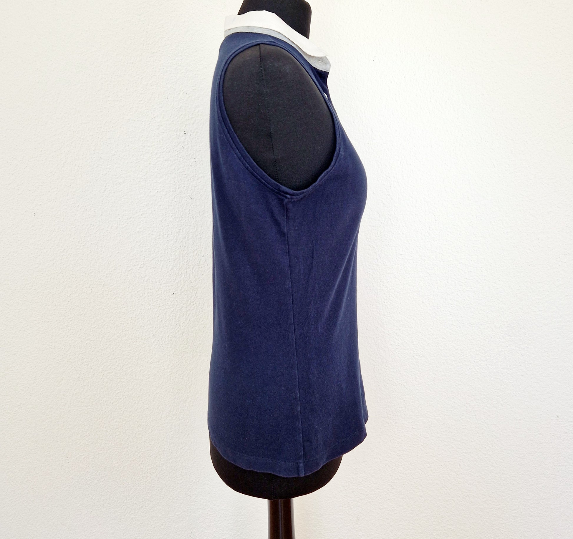 Einzigartiges und nachhaltiges Vintage Top in blau-weiss-grau, Polo. Unique and sustainable vintage top in blue-white-grey, polo. Side.