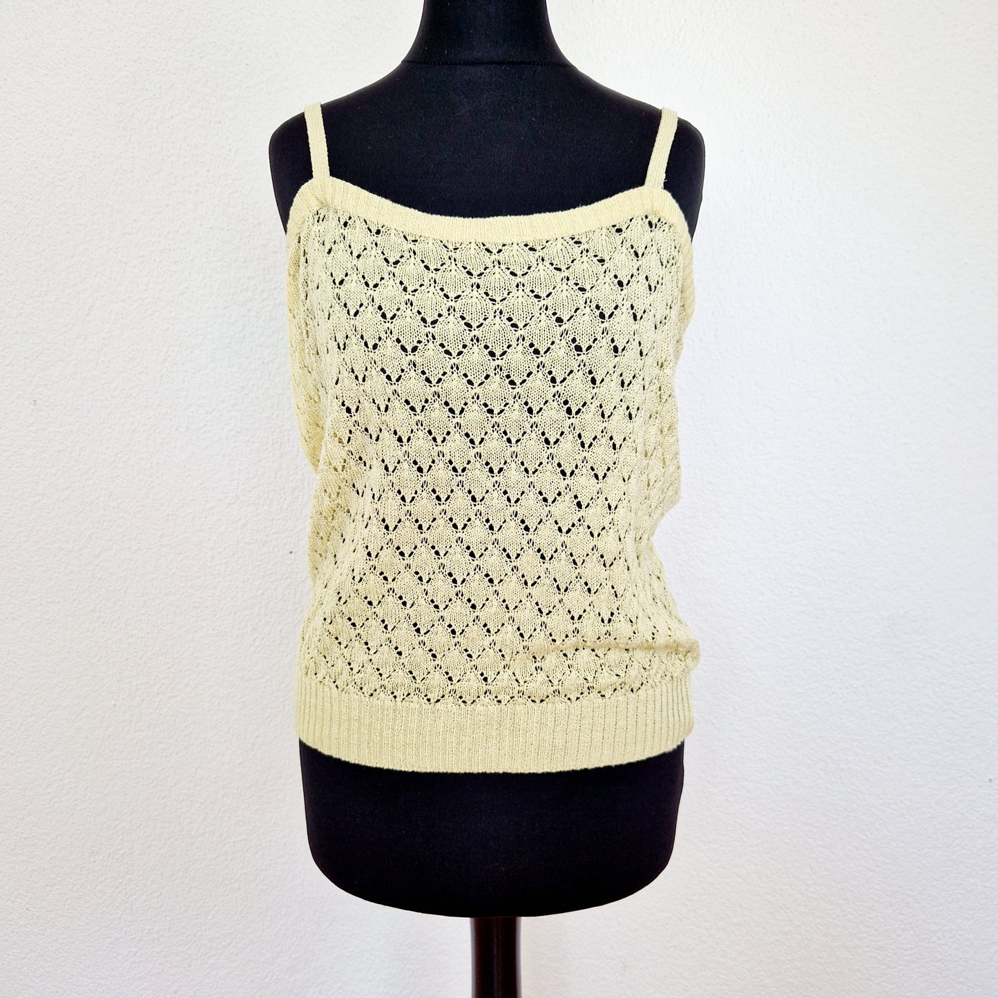 Einzigartiges und nachhaltiges Vintage Top in hellgelb mit Lochmuster. Unique and sustainable vintage top in light yellow with all-over lace knit. Front.