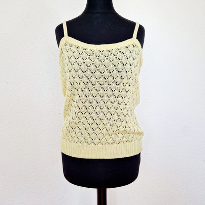 Einzigartiges und nachhaltiges Vintage Top in hellgelb mit Lochmuster. Unique and sustainable vintage top in light yellow with all-over lace knit. Front.