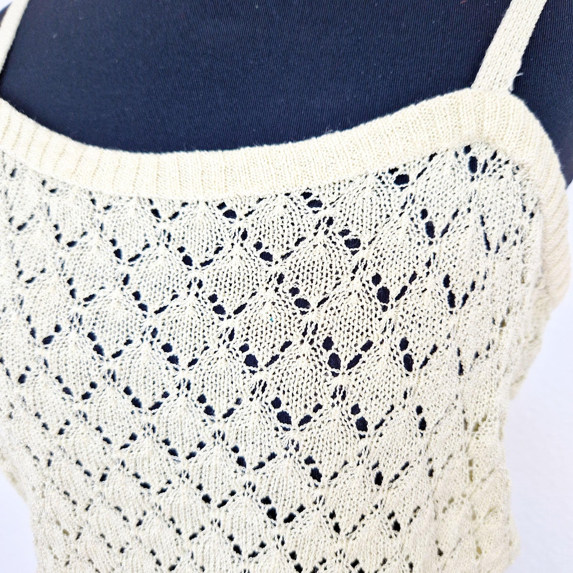 Einzigartiges und nachhaltiges Vintage Top in hellgelb mit Lochmuster. Unique and sustainable vintage top in light yellow with all-over lace knit. Close-up.