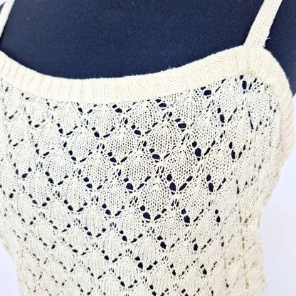 Einzigartiges und nachhaltiges Vintage Top in hellgelb mit Lochmuster. Unique and sustainable vintage top in light yellow with all-over lace knit. Close-up.