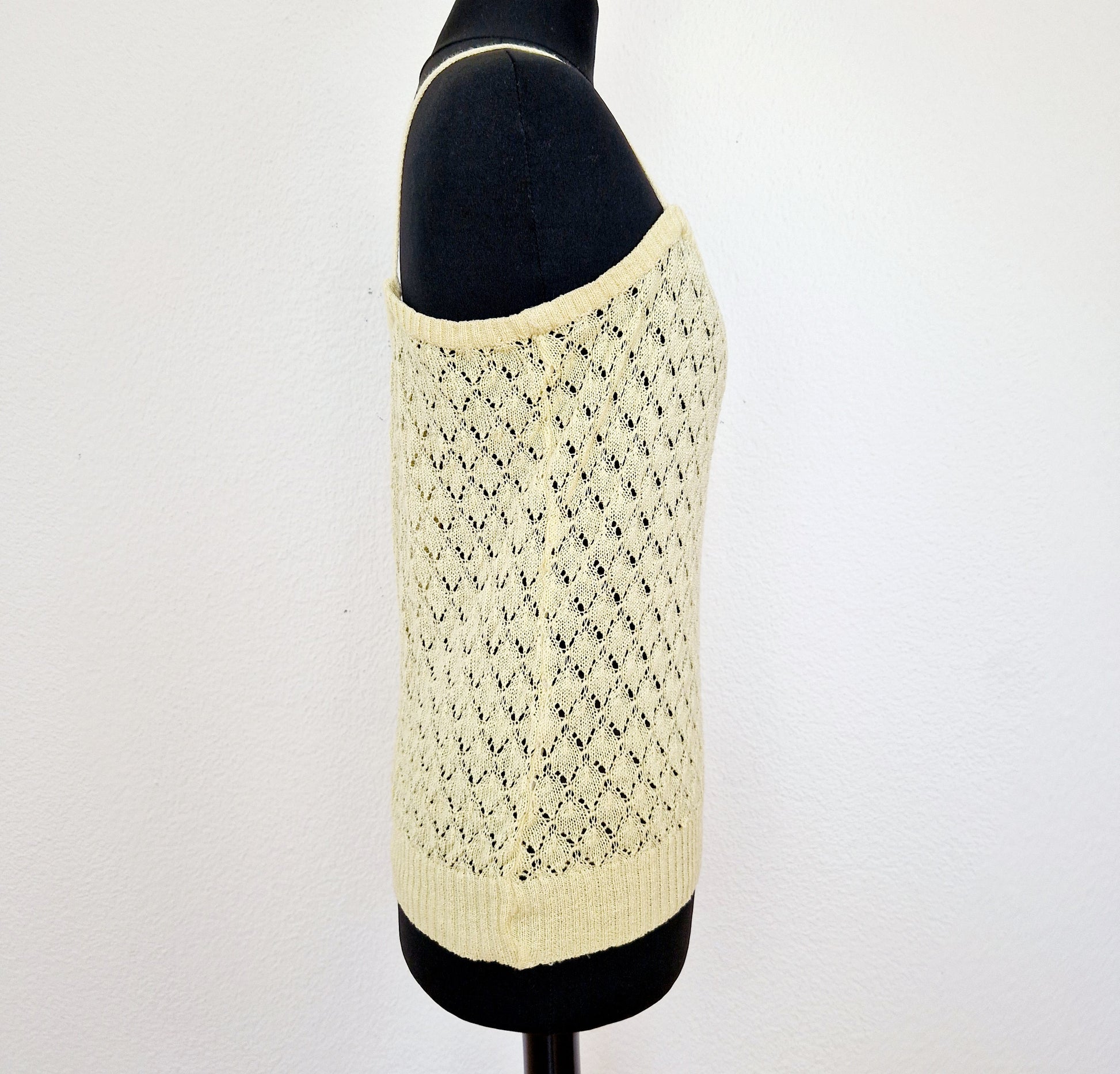 Einzigartiges und nachhaltiges Vintage Top in hellgelb mit Lochmuster. Unique and sustainable vintage top in light yellow with all-over lace knit. Side.