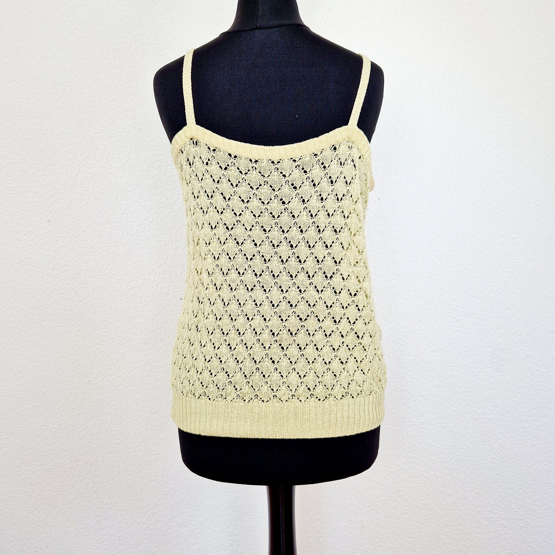 Einzigartiges und nachhaltiges Vintage Top in hellgelb mit Lochmuster. Unique and sustainable vintage top in light yellow with all-over lace knit. Back.