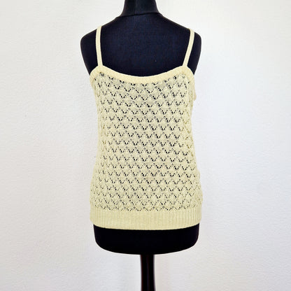 Einzigartiges und nachhaltiges Vintage Top in hellgelb mit Lochmuster. Unique and sustainable vintage top in light yellow with all-over lace knit. Back.