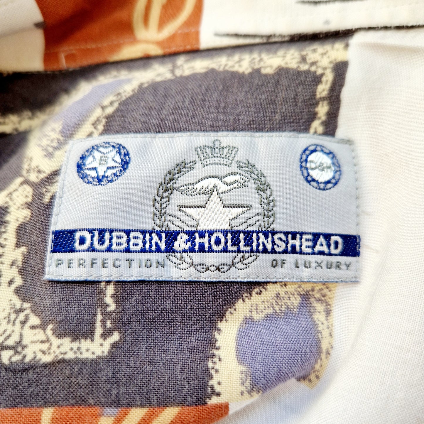 Einzigartiges und nachhaltiges Vintage Hemd in weiss-braun-grau mit geometrischem Muster. Tag.