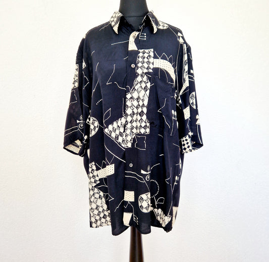 Einzigartiges und nachhaltiges Vintage Hemd, Kurzarm, in schwarz-eierschale. Unique and sustainable vintage shirt, short-sleeved, in black-off-white. Front.
