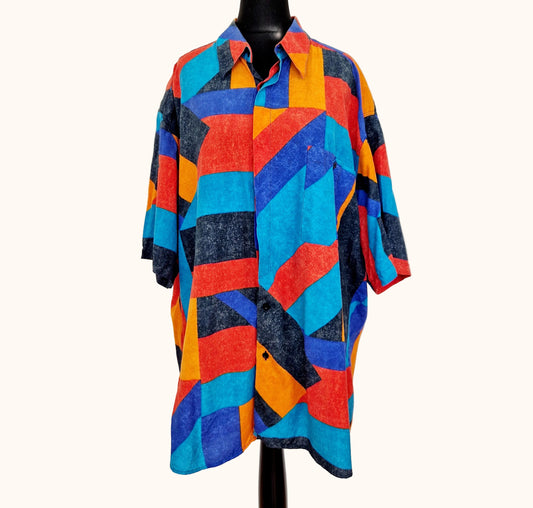 Einzigartiges und nachhaltiges Vintage Kurzarmhemd in orange-anthrazit-türkis mit geometrischem Muster. Front.